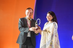 Andre Carstens, Charge d’Affairs, The Embassy of the Kingdom of Netherlands to Bangladesh, handing over the award to Tasmin Doza, first woman Director of Flight operations of Bangladesh Biman