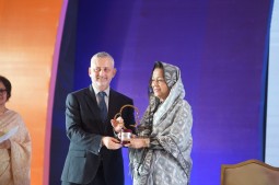 Chief Guest His Excellency Michael Miller handing over the award to Rani Hamid