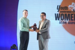 Jeremy Davis hands over crest to Chair of Women's Icon Awards Jahedi